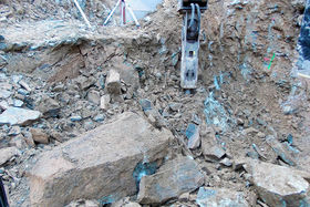Lösen von Felsgestein in einer Baugrube (Tiefbau)